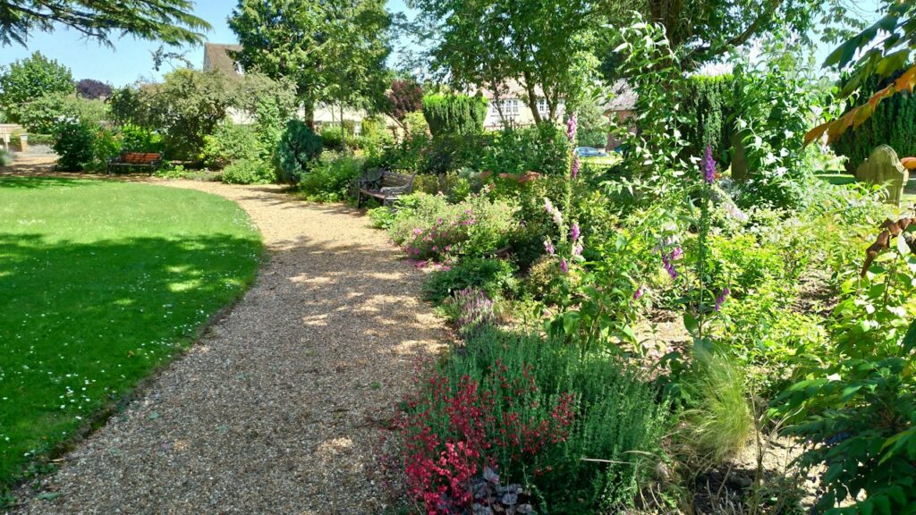 Sendero de jardín con superficie de suelo compactada