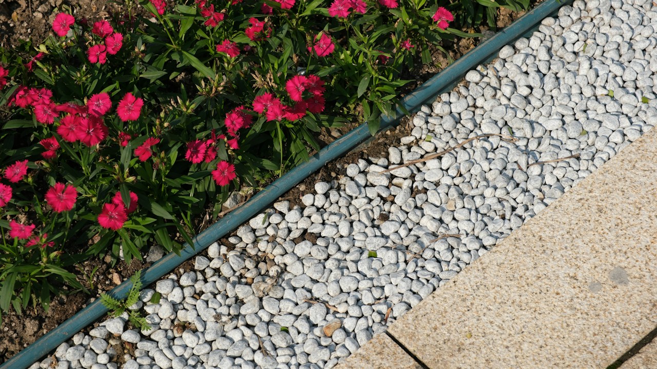 Parterre de flores con suelo acondicionado y bien drenado