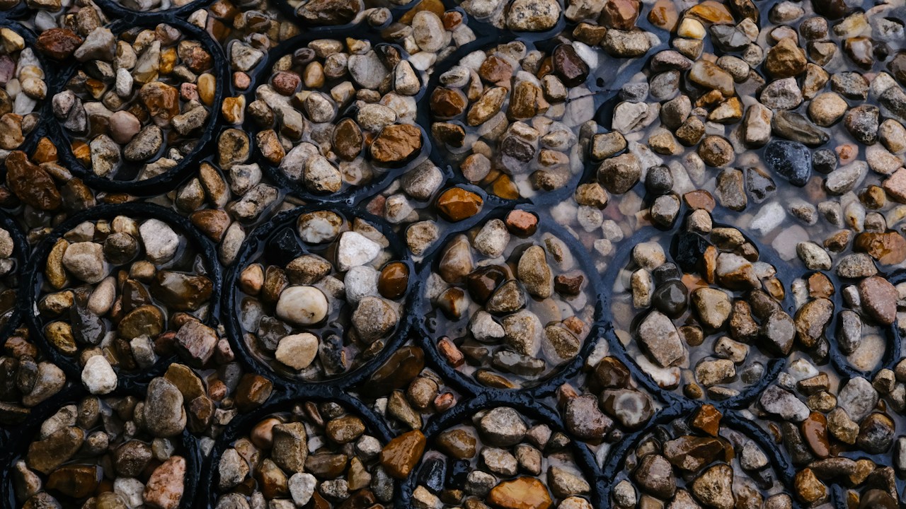 Piedras junto al agua como ejemplo de drenaje superficial